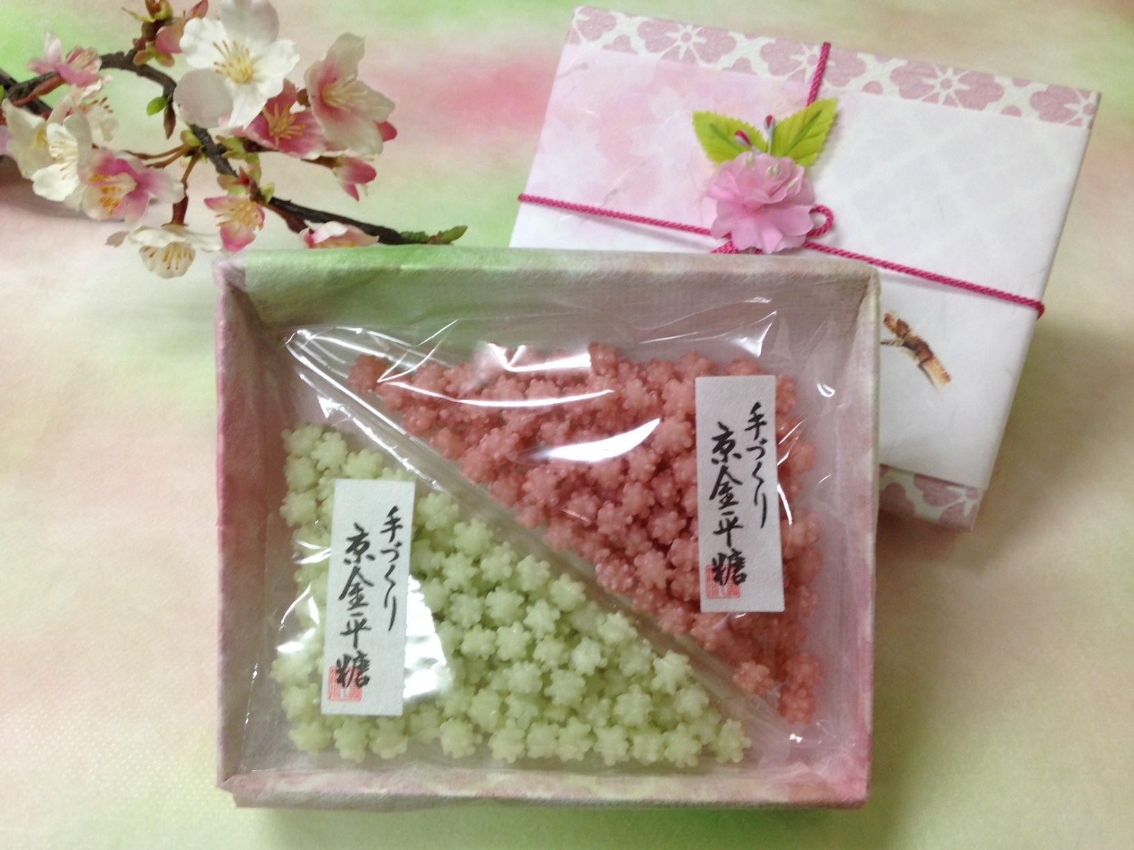 花つづり（桜の金平糖・緑衣黄桜の金平糖）二種箱入 販売致しており